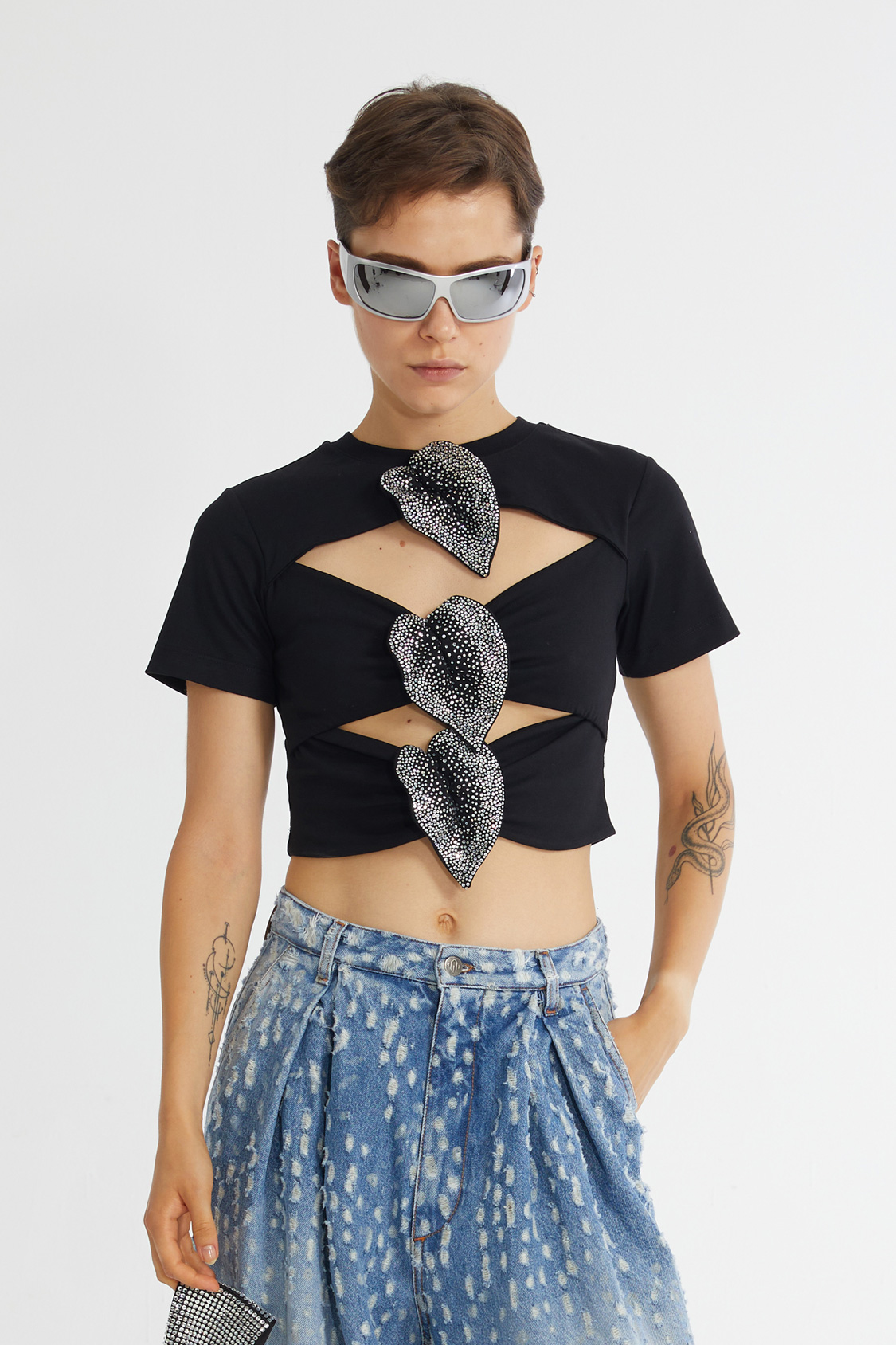 CUT OUT T-SHIRT WITH FLORAL DETAIL